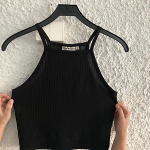 Topp  - Använt mycket på fest osv, banden blir en snygg detalj. Passar både xs/s och m. Väldig stretchig 