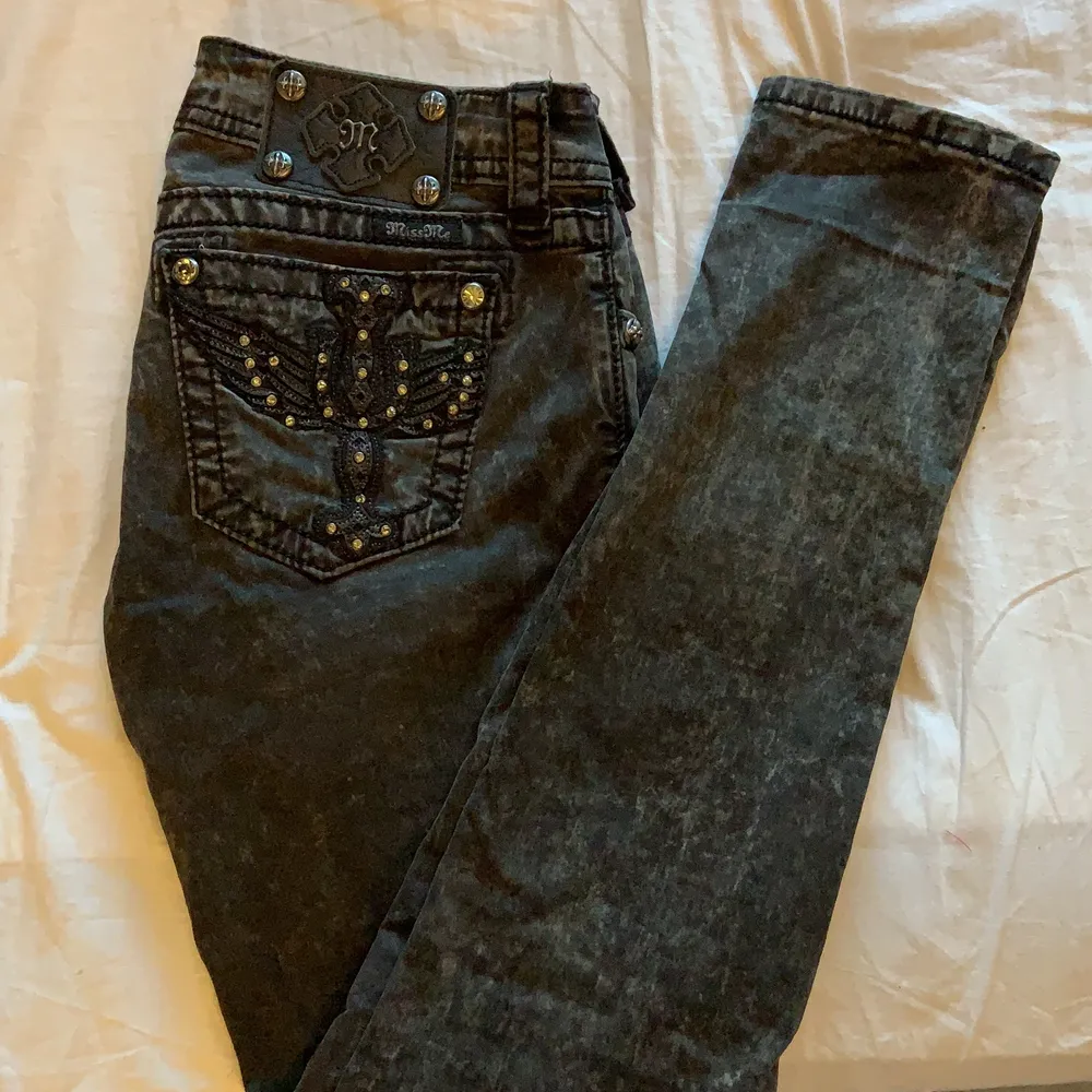As coola miss me jeans med en låg midja i en stentvättade svart färg. Äkta miss me jeans. Jeans & Byxor.