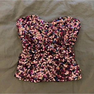 Paljett zara topp - Intressekoll på denna topp från zara! De är storlek M men passar mig som har ca väldigt bra! De blir budgivning om många är intresserade! (Två första är lånade bilder)