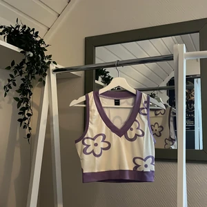 Tröja - Crop top med lila blommor