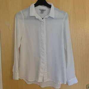 Skjorta från H&M - Säljer fin skjorta från H&M, knappt använd.