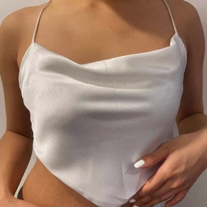 Sött linne - Säljer detta superfina vita linne🤍 Justerbart och passar dem flesta men motsvarar mest en S. skriv vid intresse🤍