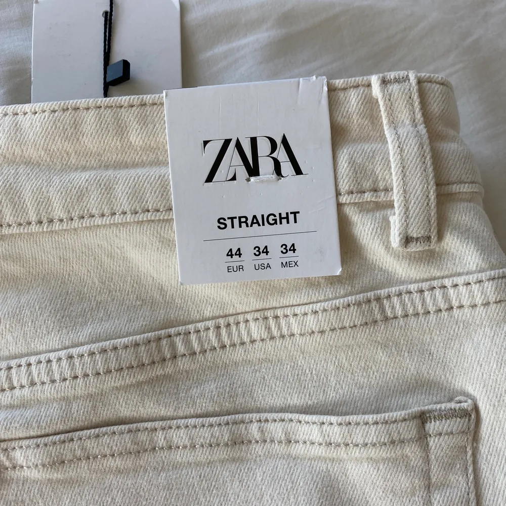 Säljer ett par helt oanvända straight fit jeans från ZARA. Säljs pga fel storlek. Jeans & Byxor.