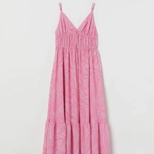 Den populära klänningen från H&M - Tjenixen, jag har den här klänningen i strl S och hade kunnat tänka mig att sälja den vid ett väldigt bra bud! Klänningen är använd tre gånger och har absolut inga skavanker! Buda på! 🥰 