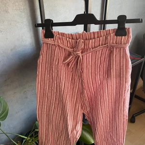 Dressade byxor - Ett par randiga byxor köpta i Italien, väldigt söta men börjar tyvärr bli lite små för mig, dem är storlek S, men snarare ca XS! Priset är inklusive frakt!!