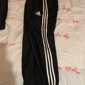 Adidas byxor - Den är i storlek S men passar storlek M och är hyfsat nya. Det är ett vattentät material och extremt sköna. För vidare information kan man komma privat. Jag är även villig för byten