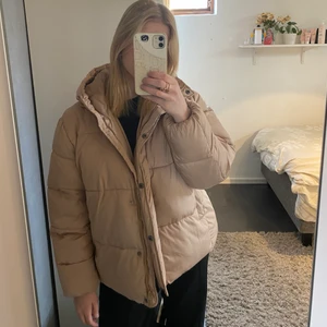 Beige jacka  - Jättefin beige jacka men kommer inte till användning och den är bara använd några få gånger 💕💕