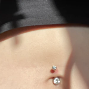 Navelsmycke  - Tjocklek- 1,6mm,  12mm lång med en klar sten- smycket på första bilden är inte samma smycke! 