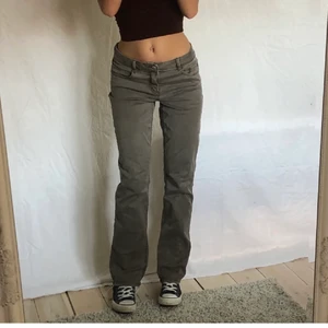 Lågmidjade jeans - Snygga lågmidjade jeans som liknar de populära gråa zara jeansen, hon på bilen är 174 men passar kortare också. 