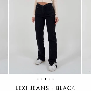 Venderby’s jeans - Intressekoll på mina ”lexi jeans” från Venderby’s, superfina!! Så säljer endast vid bra bud men de va lite tajta på mig tyvärr😫🥺 nypris ca 630kr ✨ de har en superliten slitning vid dragkedjan då de är lite tajta för mig i höfterna men verkligen inget man märker🤍 storlek M men skulle säga att de sitter som S då de är små i storleken 💗