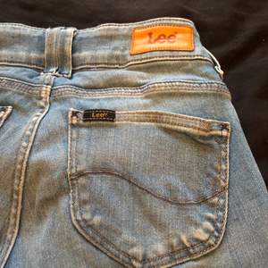 Ett par rätt lågmidjade jeans 👖 från Lee. I Strl XS. Hyfsat nyskick, inga skavanker eller liknande. I mörk jeans färg, raka/ lite bootcut. Nypris 470kr. Köparen betalar frakt. 