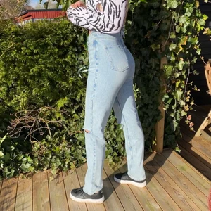 Jeans - Jeans som knappt är använda! Köpta från noisy may🤎 storleken är W28 L36 men jag skulle säga att jeansen sitter som stl S! Jag är 176cm lång så jeansen passar också längre personer💜 FRAKT TILLKOMMER!