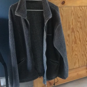 Oversized Fleece jacka - Grå fleecejacka, köpt 2hand. Eftersom jackan är så pass poppis så blir det budgivning här med! Jag kan skicka fler foto med den på. Ursäkta min outfit 07:30 på en söndag 😙 