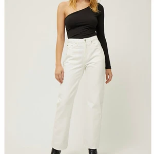 Vita voyage jeans från weekday - Använda 1 gång. Köparen står för frakten.
