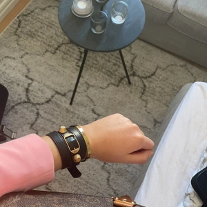 Balenciaga armband  - Säljer mitt sjukt fina balenciaga armband då de inte kommer till användning för mig längre. Skick 9/10. Säljer för 1000 kr då de är i bra skick. Kan gå med på lite lägre bud och det är en snabb affär. Kontakta mig vid intresse 
