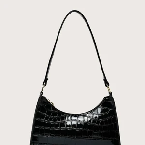 Väska  - Säljer denna svarta baguetteväska från shein, köpt för 70kr