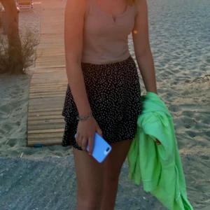 Volangkjol - Svart prickig volangkjol perfekt till sommaren! Köpt för två år sedan i London på Subdued. Storlek S men passar XS till M skulle jag säga. 