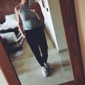 Ljusgrått linne - Ljusgrått linne i fin modell från BikBok! 🌿 Storlek S. Använd ett fåtal gånger och i väldigt bra skick! 🌻 Köparen står för frakten!