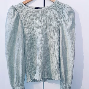 Mintgröna topp ruffigt  - Otroligt fin och klassig mintgröna topp . Passar en m bäst och är använd fåtal gånger . ✌️💋