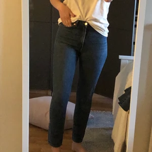 Monki kimomo jeans strl 26 - Fina monki jeans i modellen Kimomo (high relaxed) och storleken 26. Jag har 28 i monkis jeans så de är för tajta/små för mig💙 kan frakta också! (Köparen står isåfall för frakten)