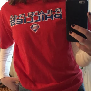 röd tröja - fin tröja köpt 2hand!! 💓 kommer tyvärr inte till användning längre, därav säljer jag 🥰 storlek L, men sitter som på bilden på mig som bär S/M! 🐡🐡 hör av er om ni undrar något