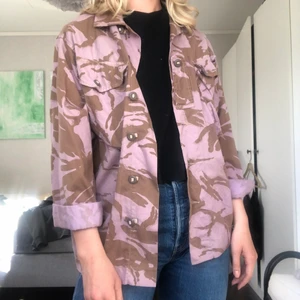 Militär vårjacka - En militär vårjacka i en lila och brun färg! Jag tror den är köpt på asos (märket är milk.it). Den är lång i armarna och går strax över rumpan (jag är 1.75 cm). Den är tunn så passar perfekt för våren och sommaren! 