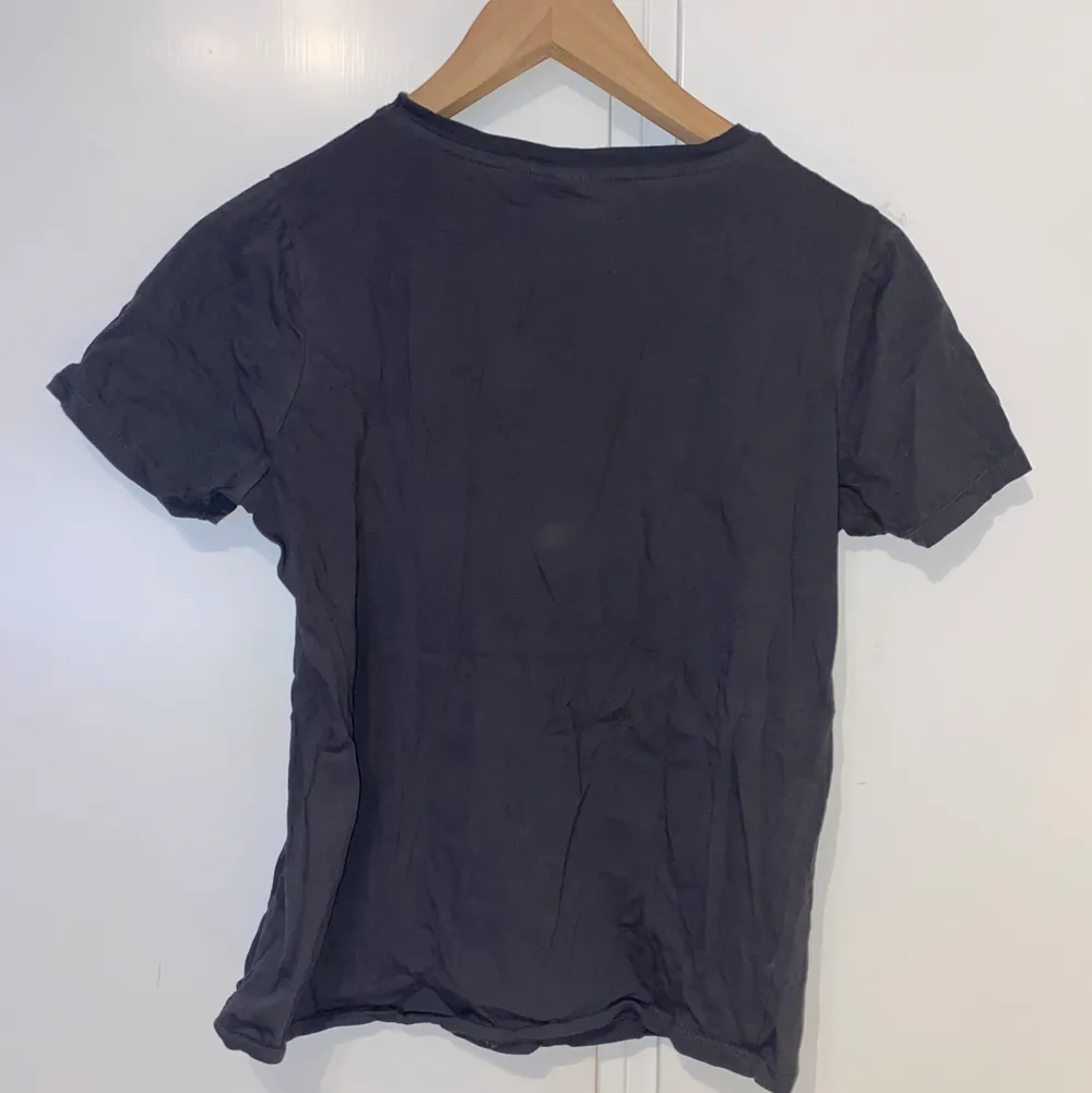 Grå t-shirt från Gina Tricot ”Broken promises”. Sparsamt och knappt använd. Kan samfraktas för en extra peng! . T-shirts.