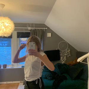 Väst med sidodetalj - En super fin helt oanvänd väst från Gina. Har bara testat den men aldrig använt den. 🤍🤍🤍