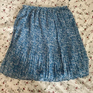 Mango - kjol strl S - Säljer min favoritkjol från Mango som tyvärr blivit för liten. Superfin nu till sommaren. Köparen står för frakten.🪴