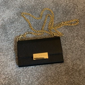 Mobilfodral/väska - Säljer detta mobilfodral/väska som är ifrån ideal of sweden. Banden är av tag bara och är använd ungefär en gång. Passar till iPhone xs max. Nypris 599kr mitt pris 200kr. Köparen står för frakten🌟