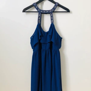 Mörkblå klänning med strass - Mörkblå knälång klänning med strass från TNFC London.