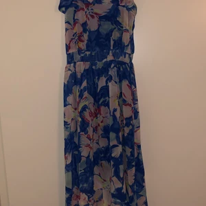 Klänning  - Har aldrig använts 