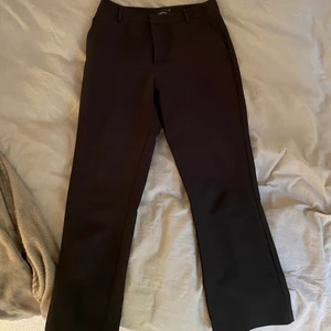 Kostymbyxor  - De perfekta kostymbyxorna från Gina, SVARTA med ser bruna ut på bilderna, hur sköna som helst och väldigt fina🖤tyvärr passar inte dessa längre så därför säljer jag dom. Men de är i fint skick trots att de är välanvända☺️