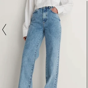 Nakd jeans  - Säljer dessa jeans från nakd (nypris 499), skriv om du vill se hur dom ser ut på🤗 Säljer pga att jag har för många likadana. Jag är 1,64 och dom ligger på skon när man har skor till, så perfekt längd enligt mig. Pris: 200 inklusive frakt 💕