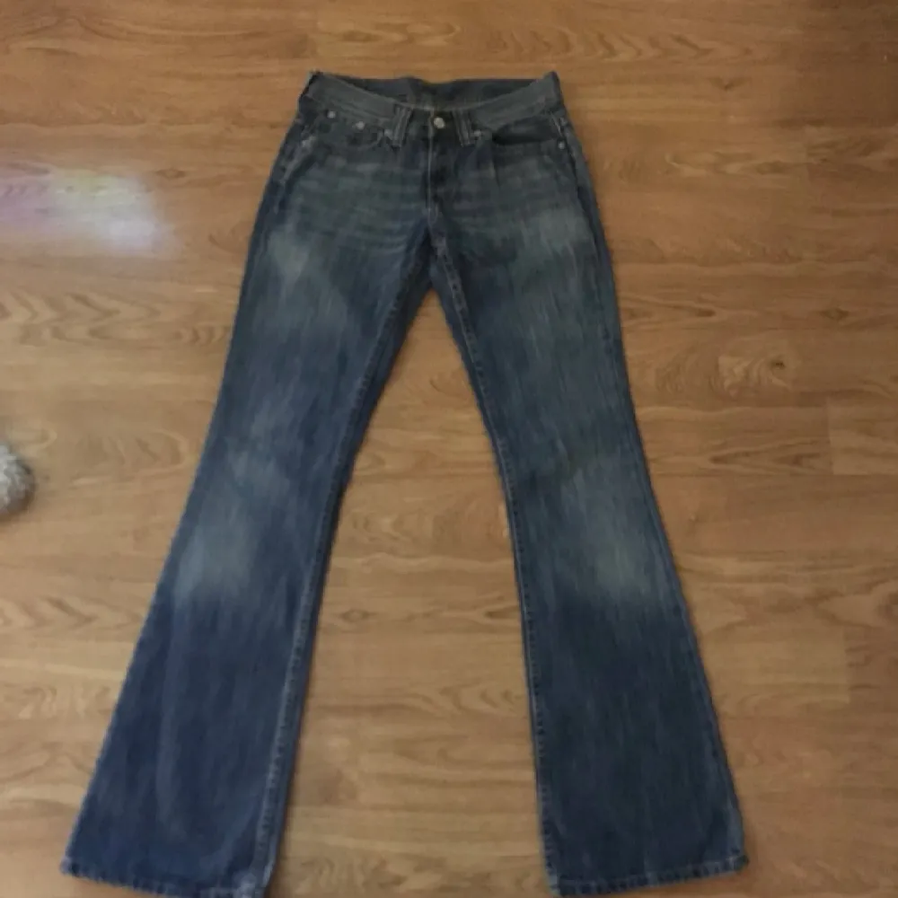 Hej, säljer mina lågmidjade Levis jeans som tyvärr är alldeles för små för mig, köppte här på Plick🤗 i bra skick och skriv till mig för mer info, buda eller köp direkt för 700k❤️❤️obs: budgivningen avslutas idag klockan 18! . Jeans & Byxor.