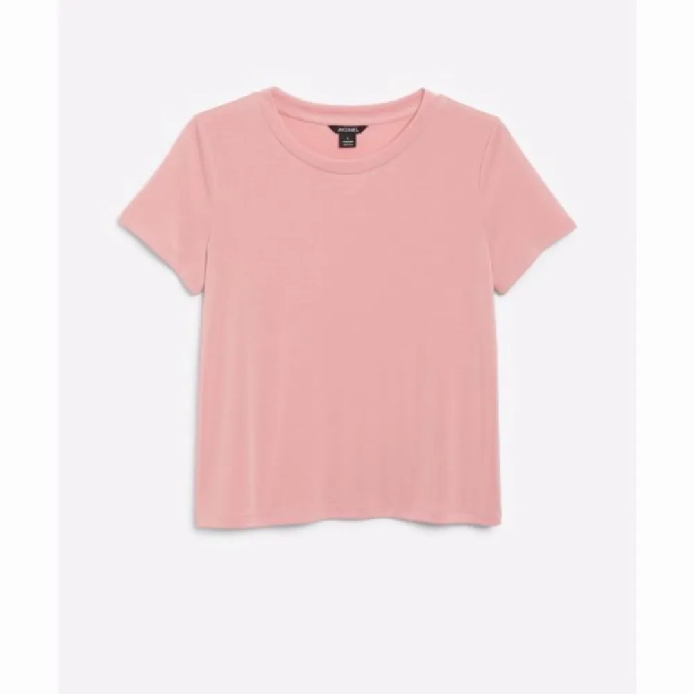 Fin t-shirt, perfekt inför sommaren😍😍 i nyskick, säljs pga för stor💗💅🏻 den är lite mörkare än färgen på första bilden (du kan se på bild nmr 2)💫. T-shirts.