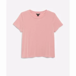 Monki t-shirt i strlk L💗💗💗 - Fin t-shirt, perfekt inför sommaren😍😍 i nyskick, säljs pga för stor💗💅🏻 den är lite mörkare än färgen på första bilden (du kan se på bild nmr 2)💫