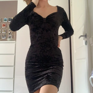 Sammetsklänning - Snygg klänning i sprucket sammet✨ Skick 9/10