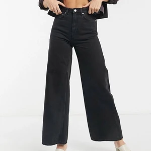 Weekday jeans  - Säljer mina Weekday jeans i modellen ”ace high wide”.  Storlek: W28 L32 Köpare står för eventuell frakt<3