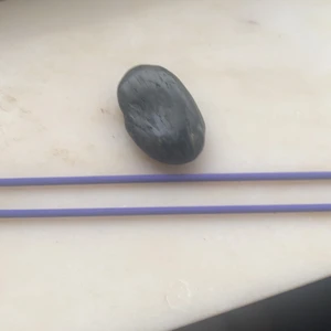 Obsidian med 2 stycken lavendel rökelser💜 - Obsidian med 2 stycken lavendel rökelser💜💜. Lavendel är bra för ångest. Och meditation. Obsidian är bra för säkerhet och stress💜  Dma mig för info. Betala via swish