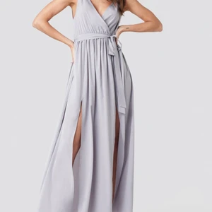 Lila klänning - Säljer min fina långklänning/balklänning då den ej används! Den passar mig som klär i xs/s😊 köpt på NAKD!❤️ skriv om du är intresserad av mer bilder!