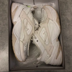Nike M2K Tekno - Ett par chunky sneakers från Nike i modellen Tekno M2K, färg: phantom/summit. Använda ett fåtal gånger och i väldigt fint skick. Storlek 36,5. Storlek 37/38 skulle också kunna passa. Spårbarfrakt blir 140kr, icke spårbart 100kr 🤍