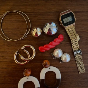 Smyken - Stora guldiga ringarna från Monki. Brun/vita örhängena från H&M. Dessa två är max använda 2ggr. Klocka från Casio i väl använt skick.  Klocka 80kr, resten 20kr/st. Paketpris kan diskuteras!🍒🌞