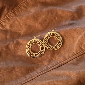 Örhängen  - Guldfärgade örhängen. Aldrig använda. Frakt tillkommer på 12kr.