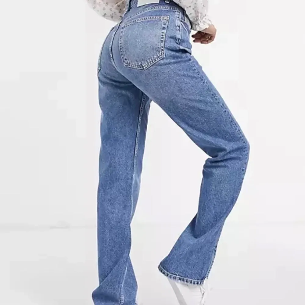 Säljer mina näst intill oanvända jeans från pull and bear! De va för långa för mig så klippte av dem 2 cm men inget som syns riktigt! Just nu passar de någon som är runt 167-170 cm lång jag säga🤍🤍frakt tillkommer! Strl 36!. Jeans & Byxor.