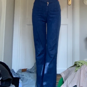 Vintage-brallor - Så fina rikirgt blåa jeans i den perfekta passformen! Materialet är inte så tjockt vilket är bra inför sommaren! Köpta på humana förra sommaren men knappt använda pga för små! Har dock ett litet hål i grenen som är enkelt att laga om man har ork! Väldigt långa samt väldigt stretchiga! 