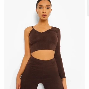 Brun topp - Assnygg brun top med en ärm, som tyvärr inte kommit till användning ❤️❤️