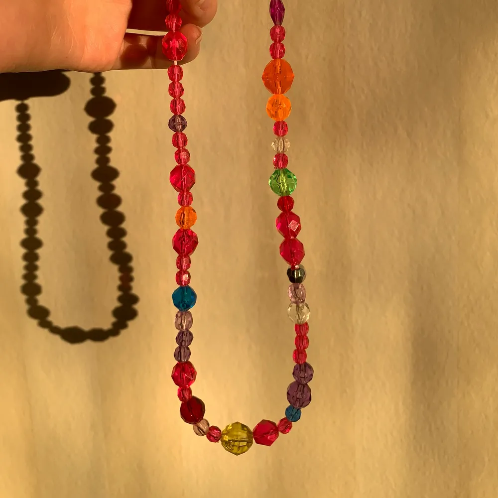 Handgjort halsband med pärlor som påminner om discokulor:) Ca 43 cm. . Accessoarer.