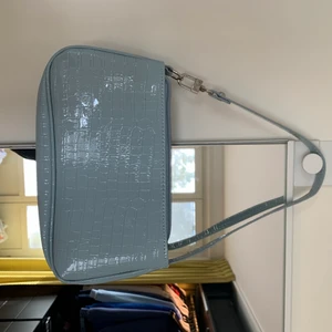 Baguetteväska - Väska från shein, samma som ja lagt upp tidigare men pga strul med köpare blev den aldrig såld. Vet inte varför förstör bilden blev sen🤔