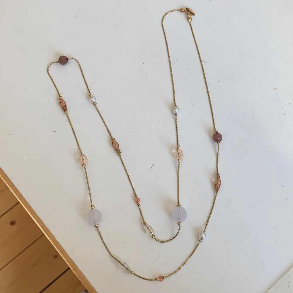 Långt halsband i guld med olika pärlor i rosa och vit. Handgjort från märket LBVYR✨. Accessoarer.